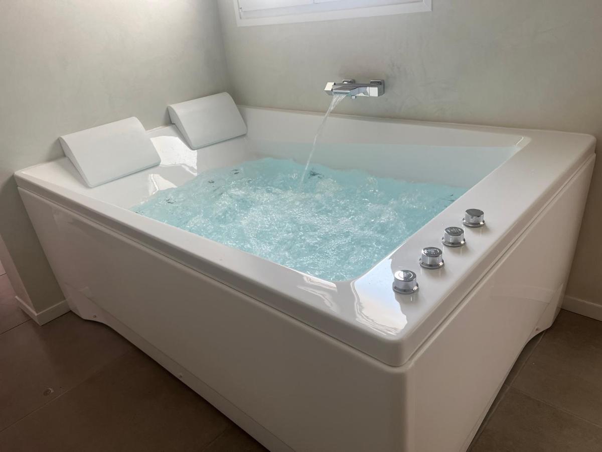 Spa Jungle Le Mesnil-Saint-Denis Bagian luar foto